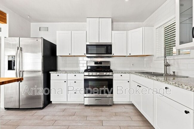 Building Photo - 1128 E Almeria Rd