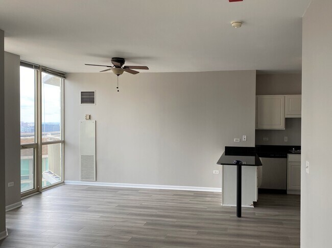 Dining room - 645 N Kingsbury St