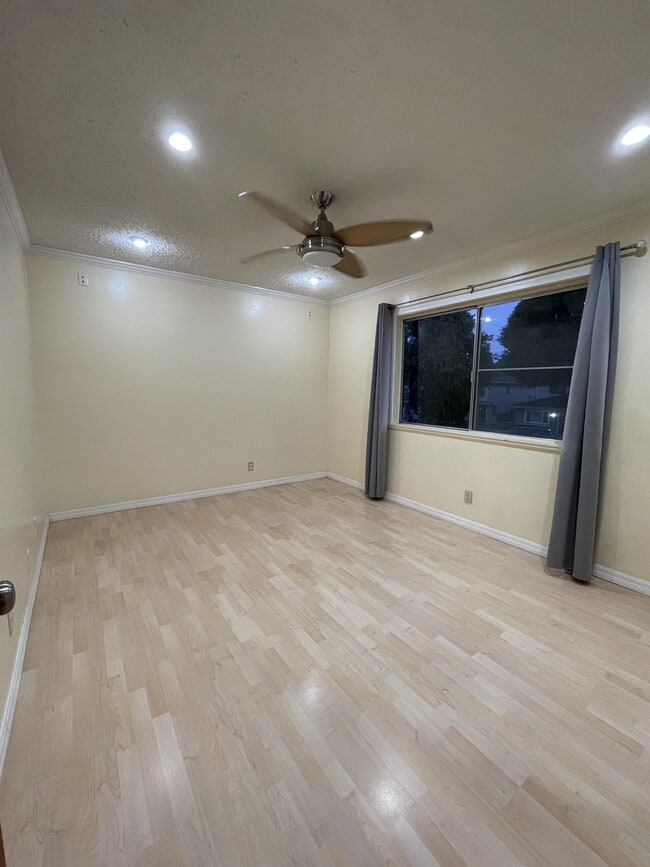 Building Photo - 2607 Spinnaker Ave