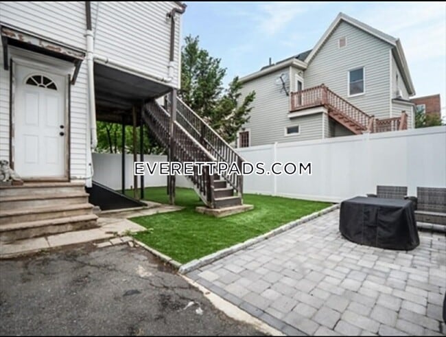 Building Photo - 121 Hancock St