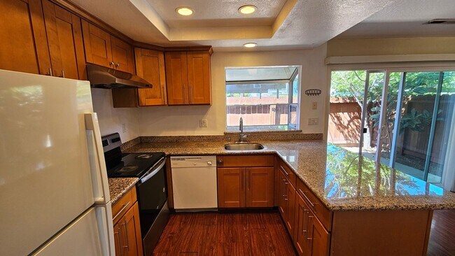 Building Photo - 4 bedroom townhouse near Top Rated Pleasanton Schools