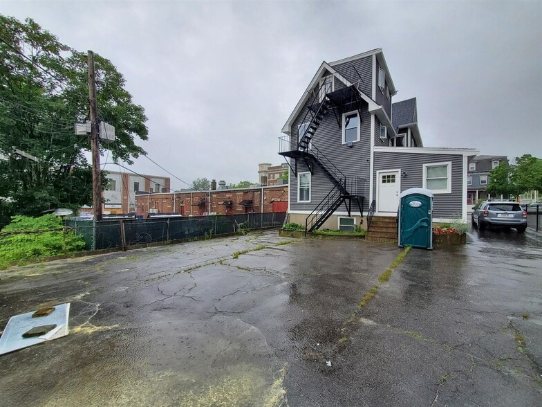 Building Photo - 146 Highland Ave