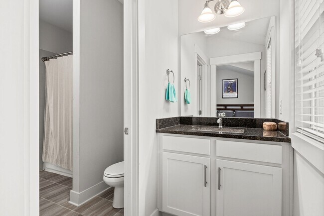 Building Photo - 2223 Burns St