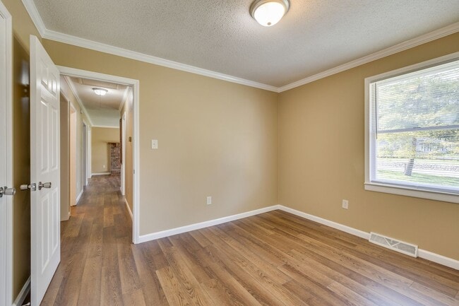 Building Photo - 4br/ 2 ba private home in Bristol TN