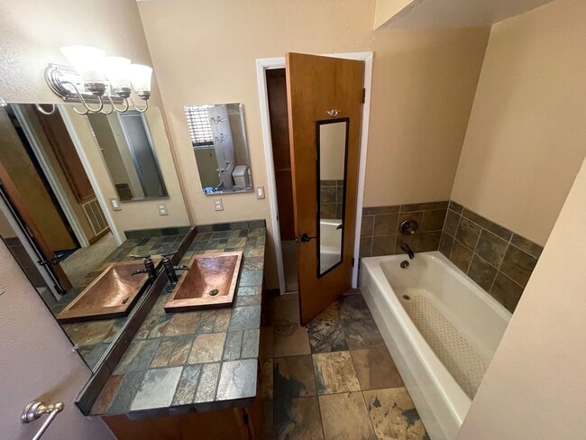 Building Photo - Paradise Oasis-3 bed 2 bath home, Back yard, covered deck, garage, no cats