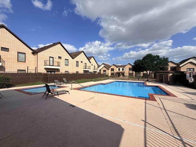 Building Photo - 2445 Monarch Dr