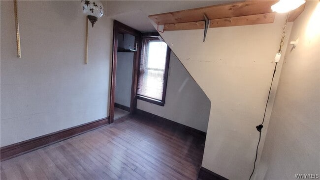Building Photo - 325 Box Ave (Lower) Avenue Unit