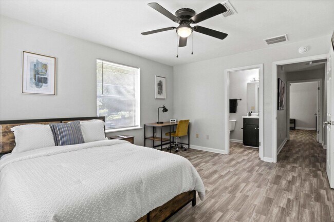 Building Photo - 2114 Main St