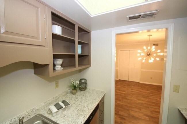 Building Photo - 6851 Roswell Rd