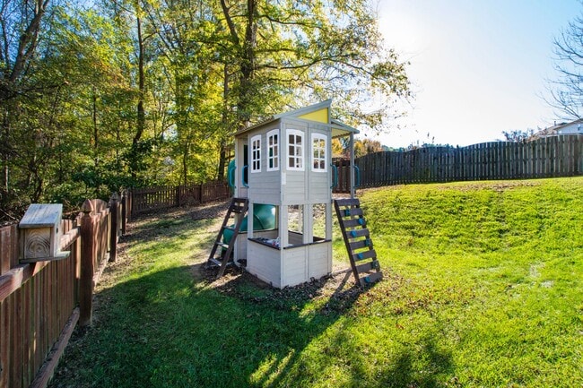 Building Photo - Beautiful 5 Bedroom Home in Dansforth Neig...