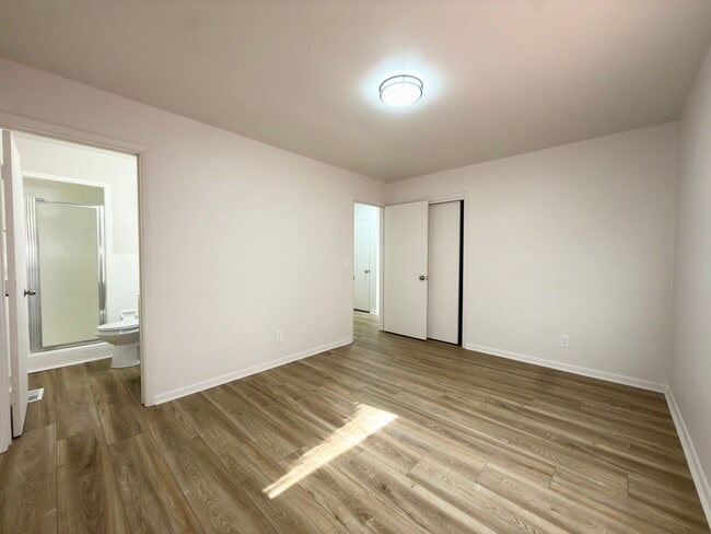 Building Photo - Newly Renovated Move-In Ready 3 Bed, 3 Bath Home!