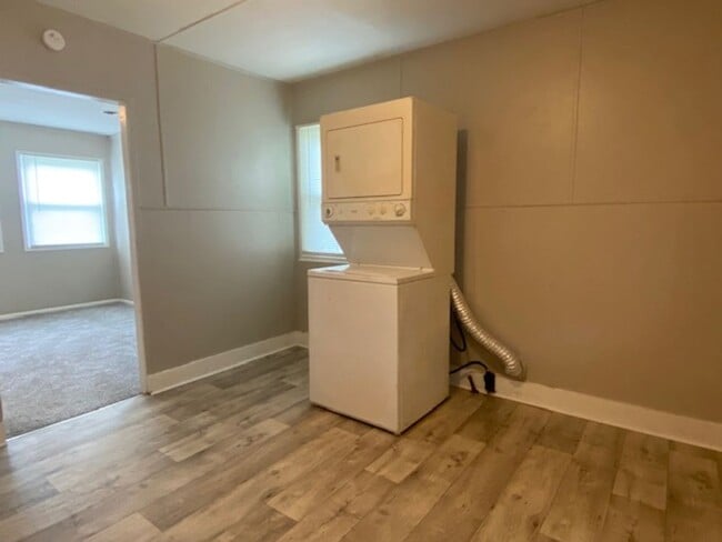 Building Photo - 2 Bed 1 Bath Available in Springfield+