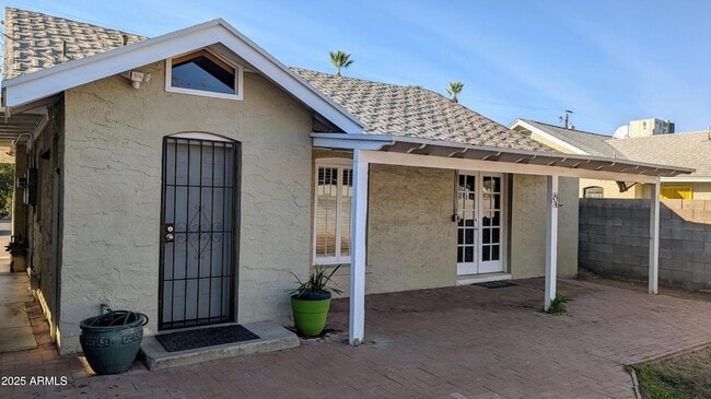 Building Photo - 918 E Whitton Ave