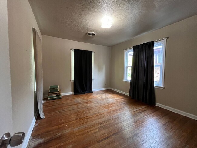 Building Photo - 728 N Marion Ave