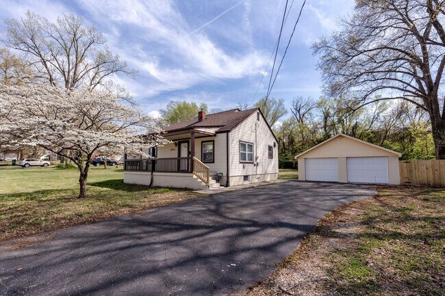 Building Photo - 2220 Auburn Dr