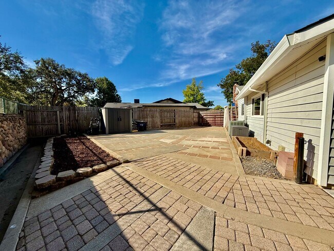 Building Photo - 310 Creekside Ct