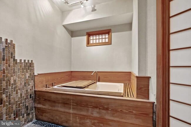 Building Photo - 2227 Glasgow Rd