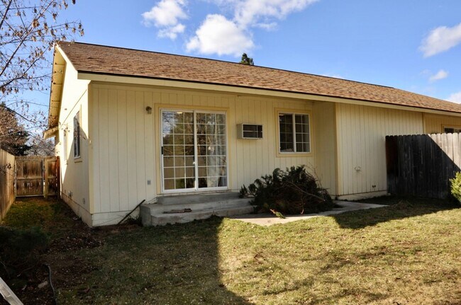 Building Photo - 2 bed 1 bath duplex Post Falls