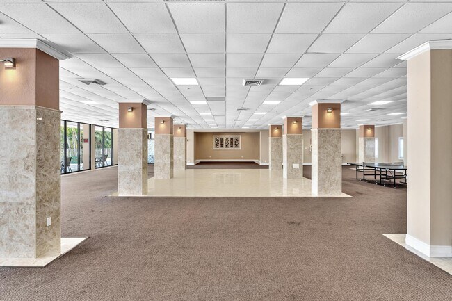 Building Photo - 400 Kings Point Dr