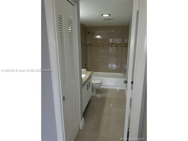 Building Photo - 4160 Inverrary Dr