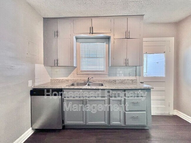 Building Photo - 1436 NE 8th St