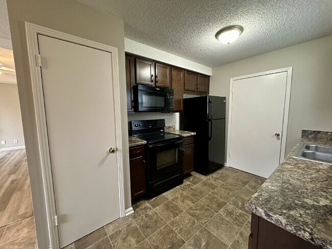 Building Photo - 913 Poppy Dr