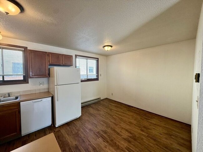 Building Photo - Cozy 2 Bed/1 Bath Apartment in North Loveland. New Wood Floors!