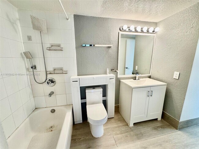 Building Photo - 9360 Fontainebleau Blvd