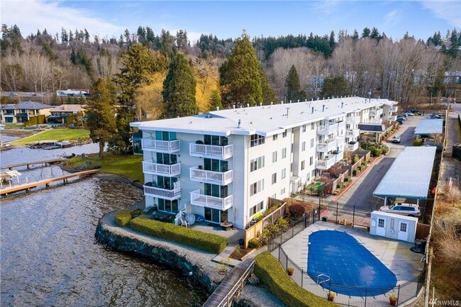 Primary Photo - Beautiful Lakefront 2 Bed 1.75 Bath Condo ...
