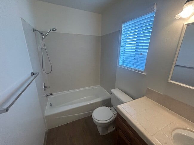 Building Photo - 3 bedroom 2 bath in central Visalia!