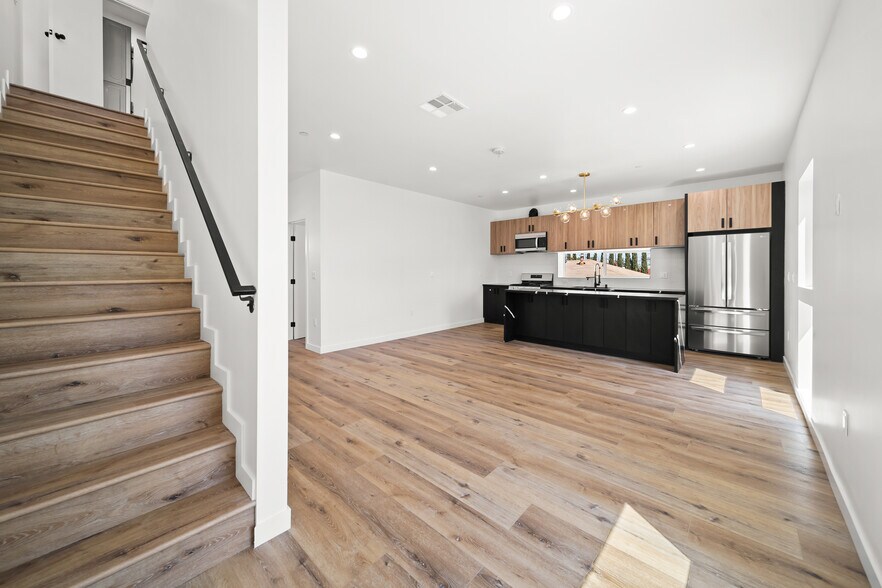 Building Photo - 6049 Craner Ave