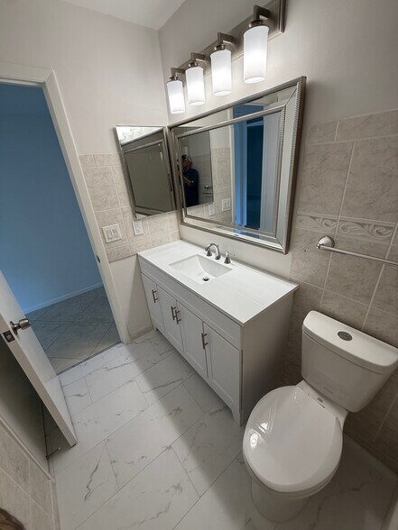 Building Photo - 2 Lake Vista Trl