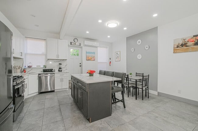 Building Photo - 479 Putnam Ave