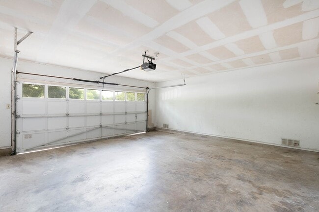 Building Photo - Leon Valley~Spacious 2 Bedroom~Updated Kitchen with Stainless Steel Appliances~2 Car Garage~Backyard