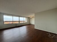 Building Photo - Bright and Spacious 1 Bed 1 Bath Condo With Balcony In Desired Skyline Plaza