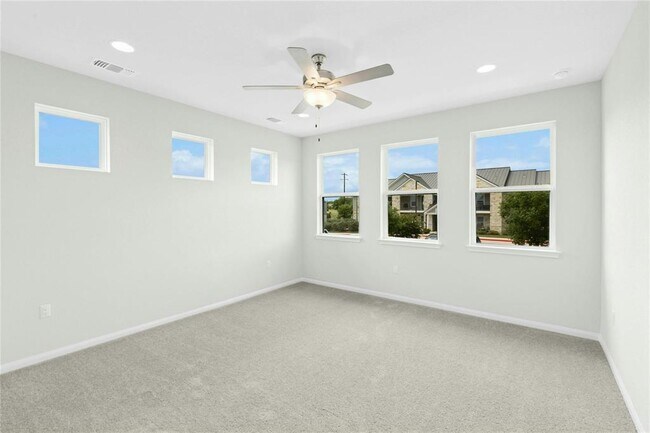 Building Photo - 320 Creek Dr