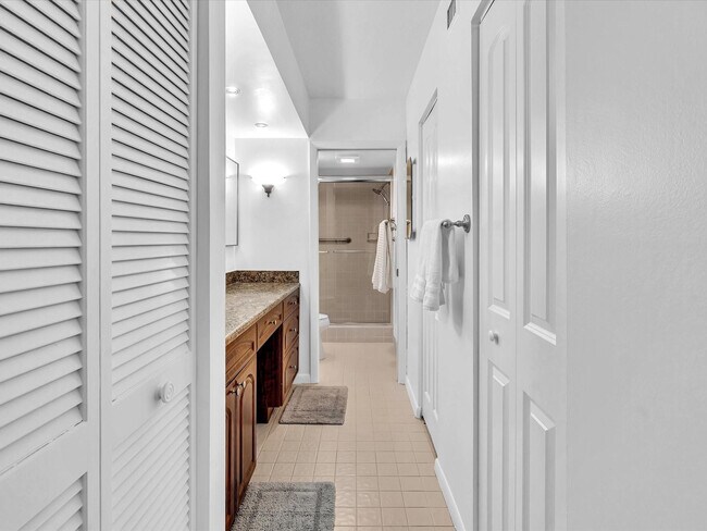 Building Photo - 5087 Oakhill Ln