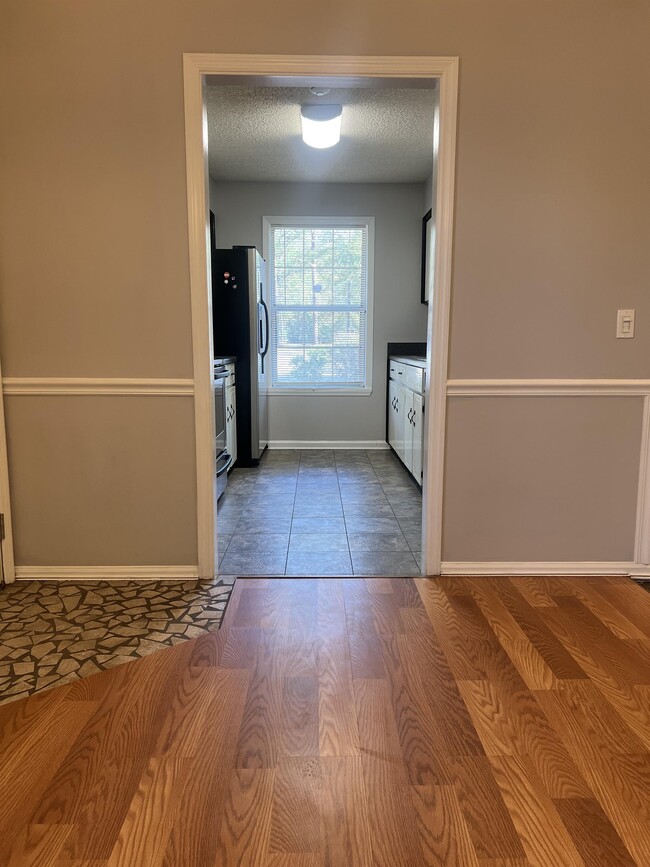 Building Photo - 934 Pineland Ave