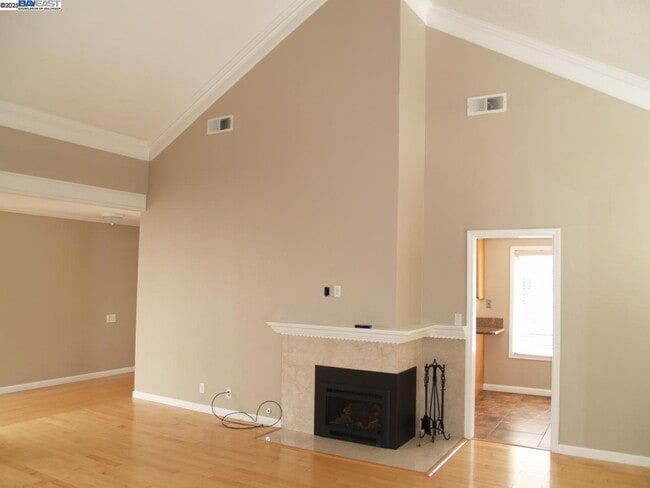 Building Photo - 647 Doral Dr