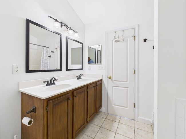 Building Photo - Stunning 4-Bedroom, 2.5-Bathroom Home in t...