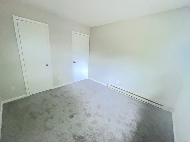 Building Photo - BEAUTIFUL TWO BEDROOM 1.5 BATHROOM APARTME...