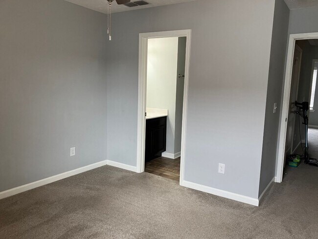 Building Photo - ***MOVE IN READY*** Heritage Place Townhom...