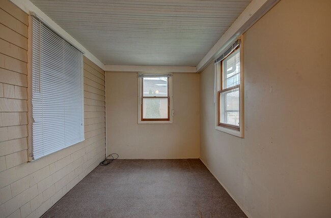 Building Photo - Charming updated 2 bd 1 ba bungalow