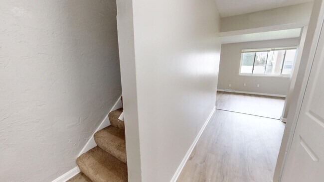 Building Photo - 3 Bedroom/1 bathroom renovated townhouse.