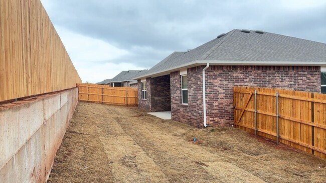 Building Photo - 3 Bedroom 2 Bathroom 2 Car Garage Home in Oakdale School District