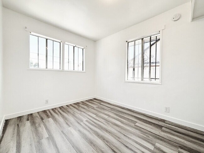Building Photo - 910 N Herbert Ave