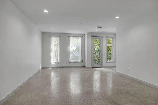 Building Photo - Great condo in East Nashville off Gallatin...
