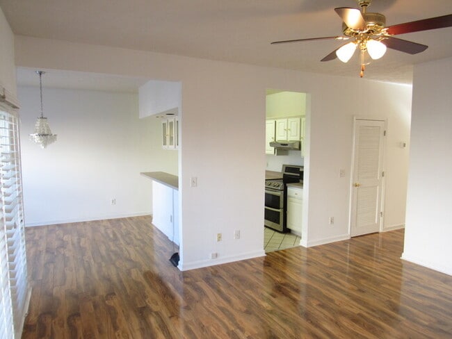 Building Photo - Rivergate area condo with 2 bedrooms, 2 ba...