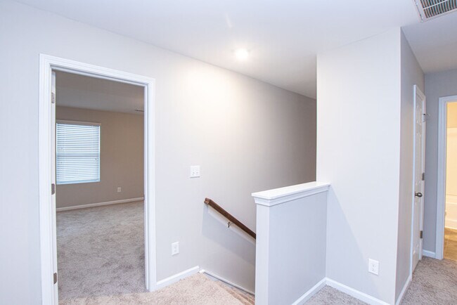 Building Photo - Stunning 3-Bedroom in Northwestern School District with Pool Access & Garage | AUGUST MOVE IN SPE...