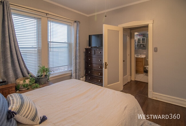 Building Photo - 3642 N Pine Grove Ave